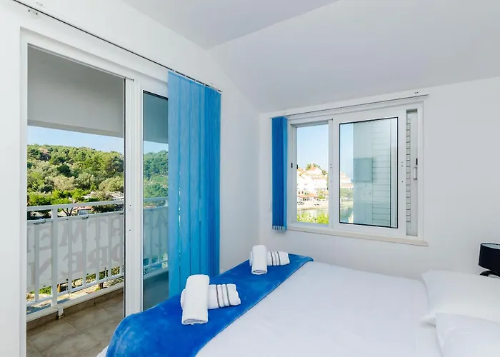 Lorena Mljet بومينا