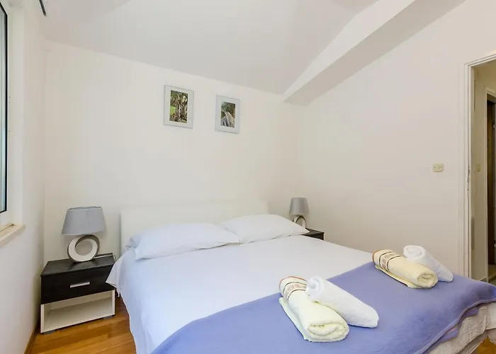 Lorena Mljet بومينا