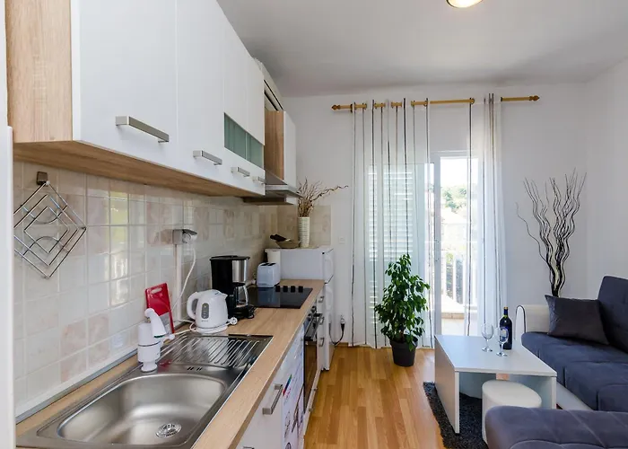 Lorena Mljet * بومينا