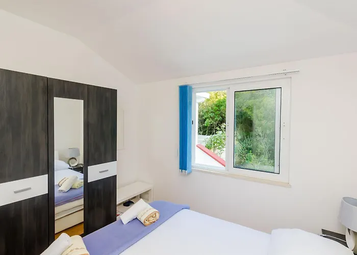 Lorena Mljet * بومينا