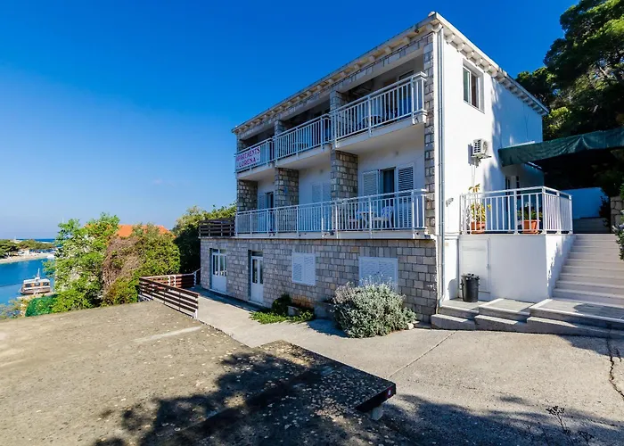 Lorena Mljet بومينا