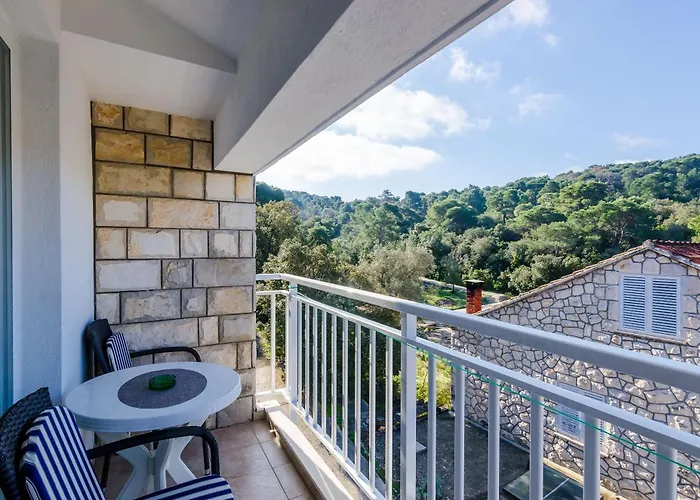 Lorena Mljet بومينا