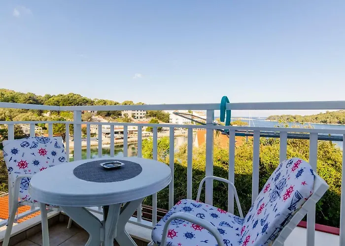 Lorena Mljet بومينا