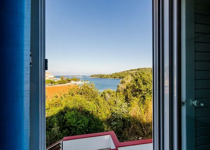 Lorena Mljet بومينا