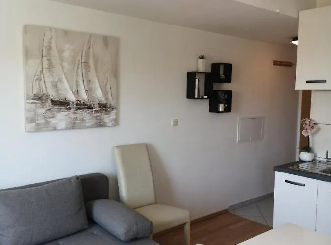 Lorena Mljet بومينا